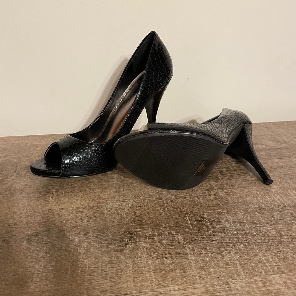 Women's size 9.5 DELICIOUS brand open toe heels.
